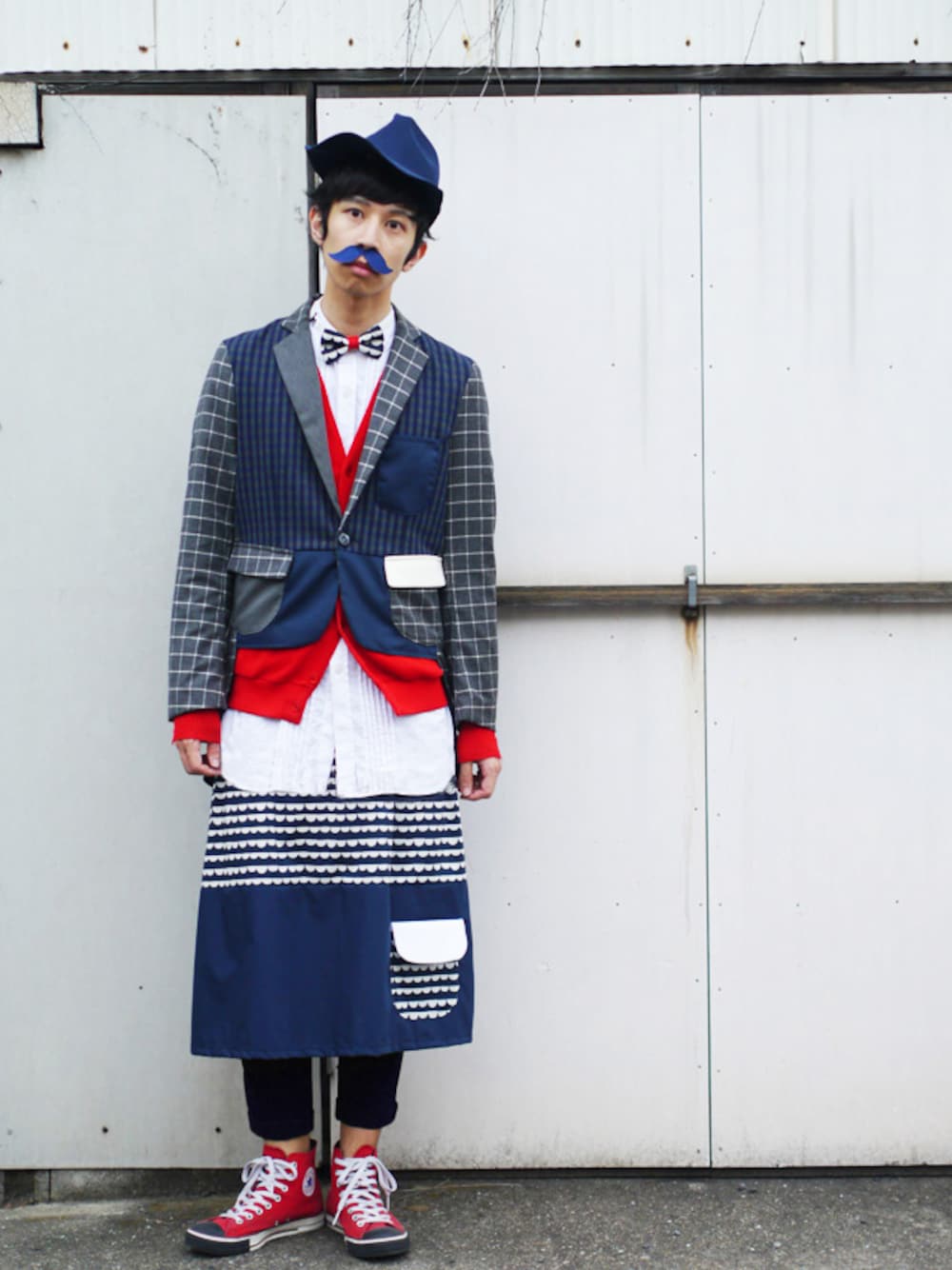 「スキニーパンツ、converse、レイヤードスタイル、 蝶ネクタイ、赤カーディガン、オトナカジュアル、スカート男子、NIRAME.CO」｜「NIRAME.COの【残りMサイズのみ】微糖じゃけっと（テーラードジャケット、その他）」を使った、あっぷっぷさん（メンズ・177cm）の秋コーディネートの1枚目の写真