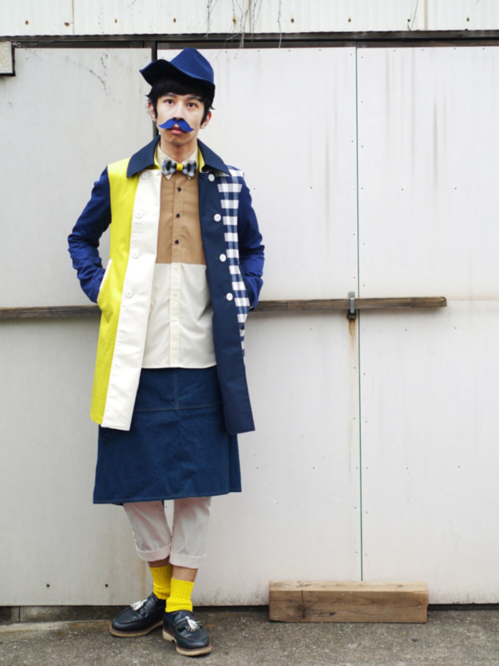 その他のピーコート、ベージュ系のシャツ/ブラウス、ブルー系のモカシン/デッキシューズを着用したメンズの秋コーディネートの1枚目の写真