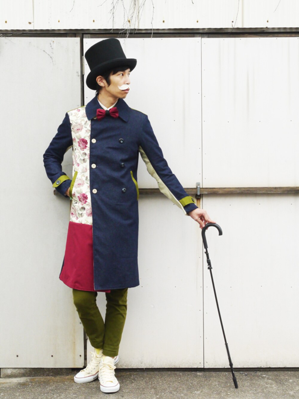 「converse、 スニーカー、ピーコート、ワインレッド、大人コーデ、NIRAME.CO、kent hat、 傘遊び。」｜「NIRAME.COの気まぐれロングピーコート　花柄×デニム　中綿入り（ピーコート、その他）」を使った、あっぷっぷさん（メンズ・177cm）の秋コーディネートの1枚目の写真