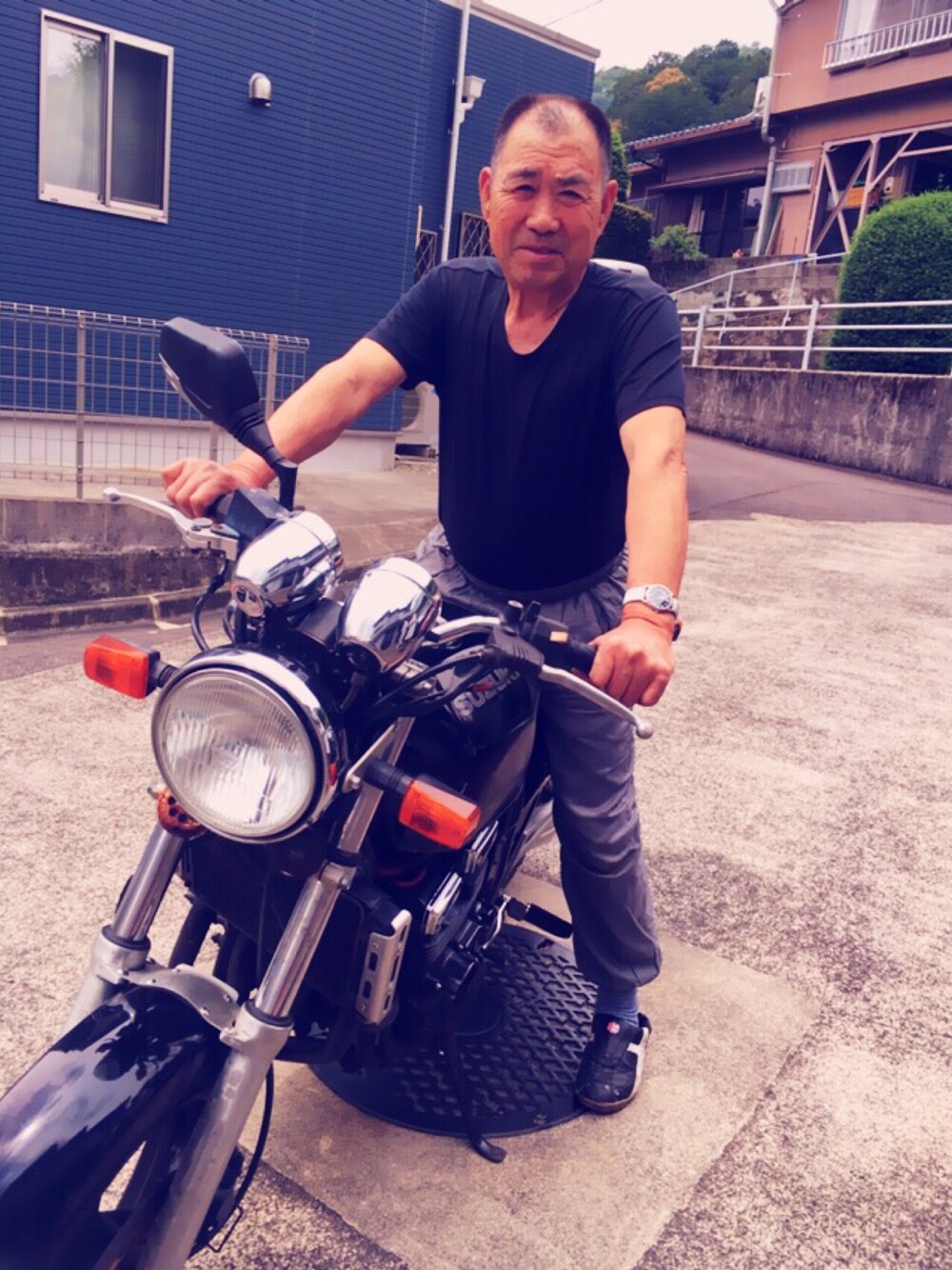 「眉毛」｜「カツラ(ダイソー)のアイテム（アクセサリー、ホワイト系）」を使った、^_^へっぴりごしさん（メンズ・172cm）の秋コーディネートの1枚目の写真