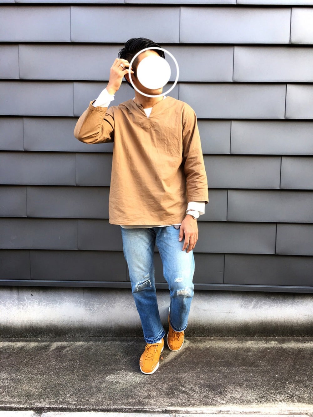 「秋、スキッパーシャツ、ベージュ、ウーブン、NIKE、ダメージデニムパンツ、シンプルコーデ、白ソックス」｜「FREAK'S STOREのSP ロングレイヤードワッフル クルーネックサーマル （Tシャツ/カットソー、ホワイト系）」を使った、そらたさん（メンズ・168cm）の秋コーディネートの1枚目の写真