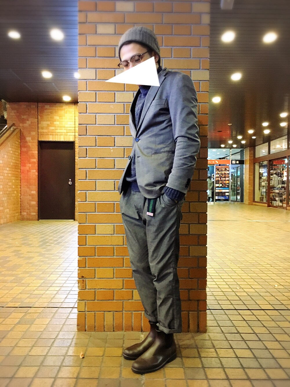 「シンプル、ニット帽、でこ出し、セットアップ、ニット、モックネック、伊達メガネ、サイドゴアブーツ、ベルト垂らし、レインブーツ」｜「BLUE WORKのスラックス（スラックス、グレー系）」を使った、そらたさん（メンズ・168cm）の秋コーディネートの1枚目の写真