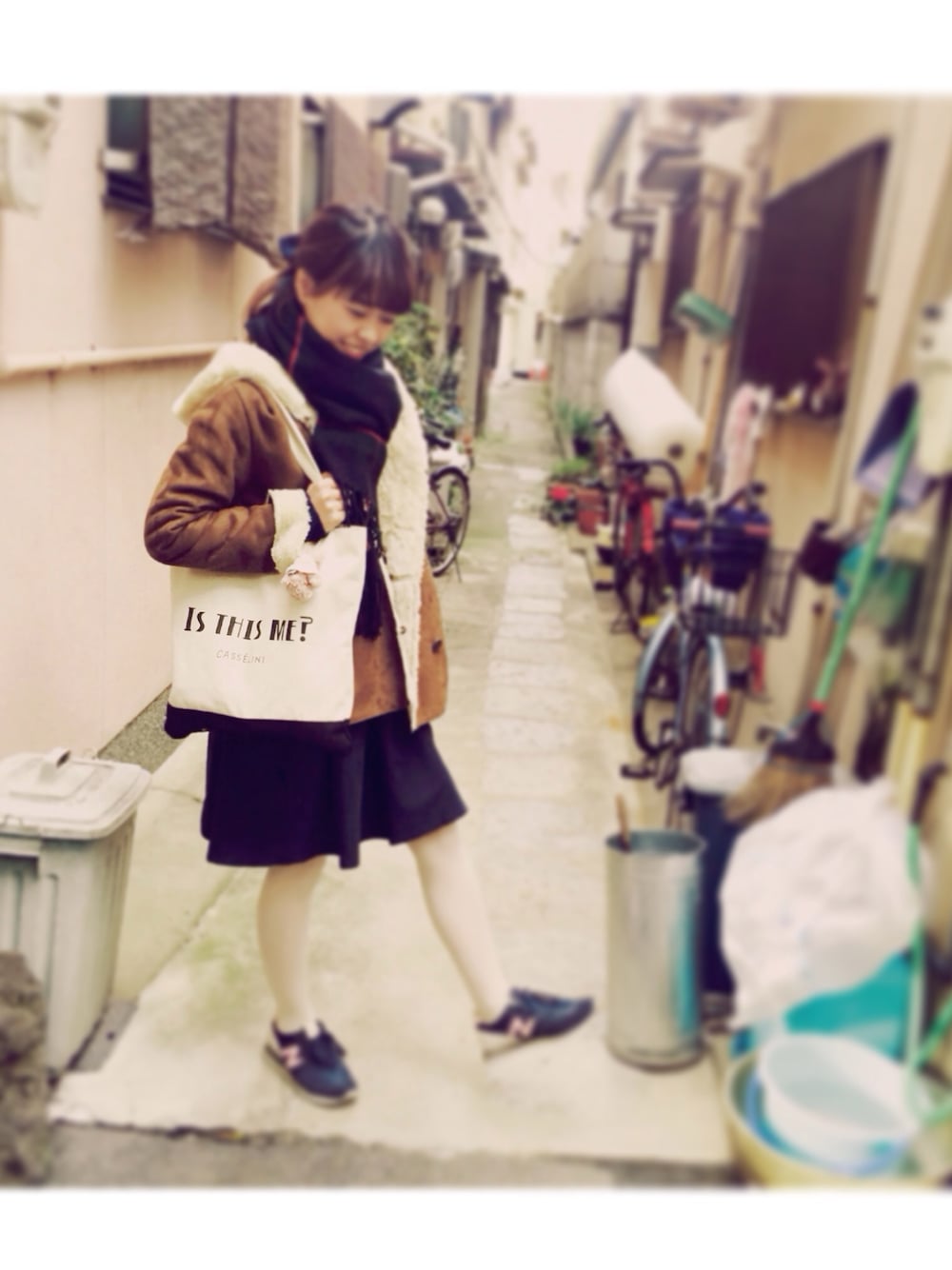 「キャメルアウター、ムートンコート、ニューバランス、白タイツ、田中里奈コラボ、田中里奈、村田倫子ちゃん、トートバッグ」｜「niko and...のフェイクムートンショートコート【niko and...】（ムートンコート、イエロー系）」を使った、ぴよさんさん（メンズ・160cm）の冬コーディネートの1枚目の写真