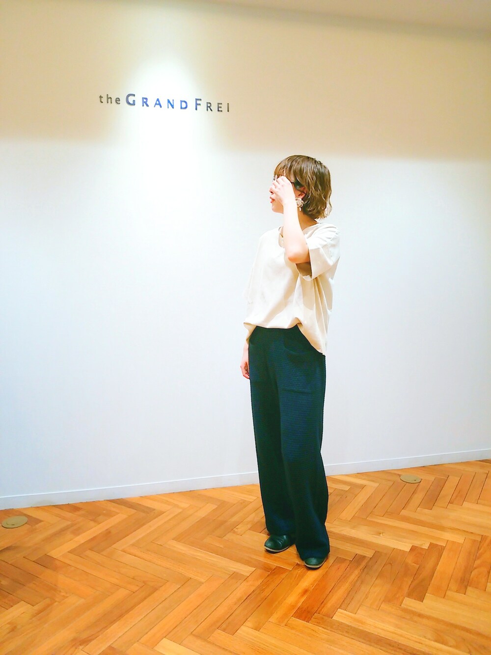 ベージュ系のTシャツ/カットソー、ブルー系のその他パンツ、その他のイヤリングを着用したレディースの春コーディネートの1枚目の写真