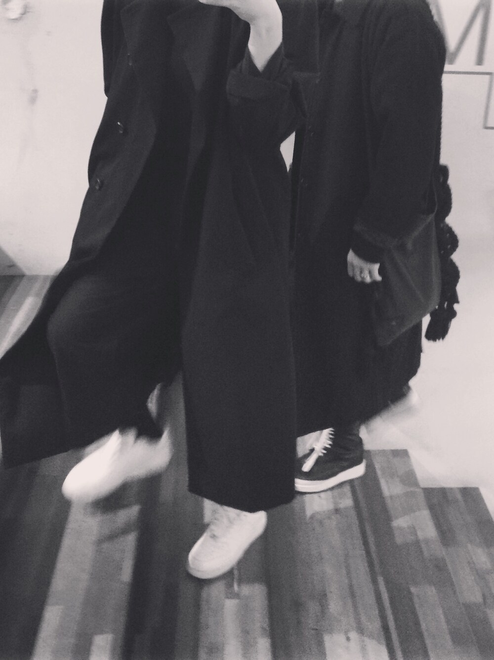 「black、mono、airforce1、airforce」｜「NIKEのアイテム（スニーカー、ホワイト系）」を使った、이은진さん（レディース・168cm）の秋コーディネートの1枚目の写真