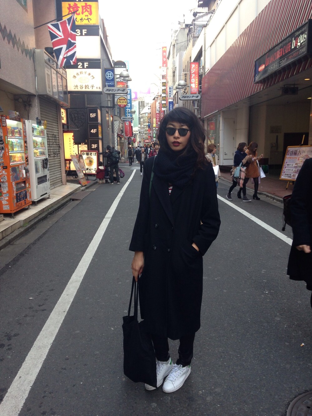 「casual、chic、adidas、stan smith、black、goth、sporty、health goth、ACNE、Americana 」｜「PENDLETONのアイテム（テーラードジャケット、ブラック系）」を使った、Christineさん（レディース・173cm）の冬コーディネートの1枚目の写真