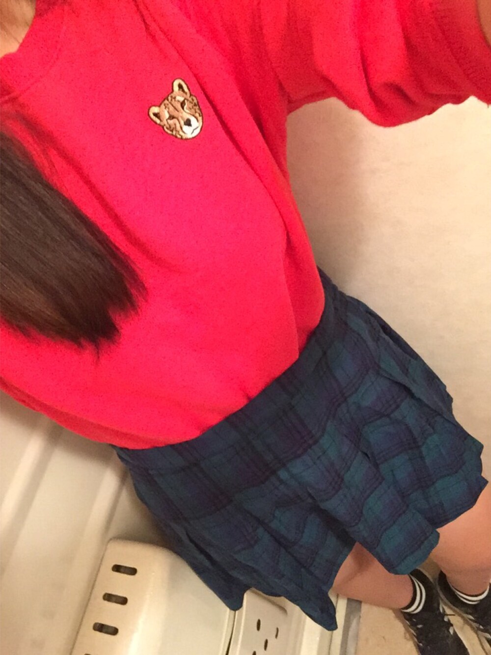 「ootd、outfit、tiger、red、skirt、check、adidas、sneakers、linesocks」｜「FOREVER 21のFOREVER 21 Cheetah Embroidered Sweatshirt（スウェット、レッド系）」を使った、Yさん（レディース・160cm）の夏コーディネートの1枚目の写真