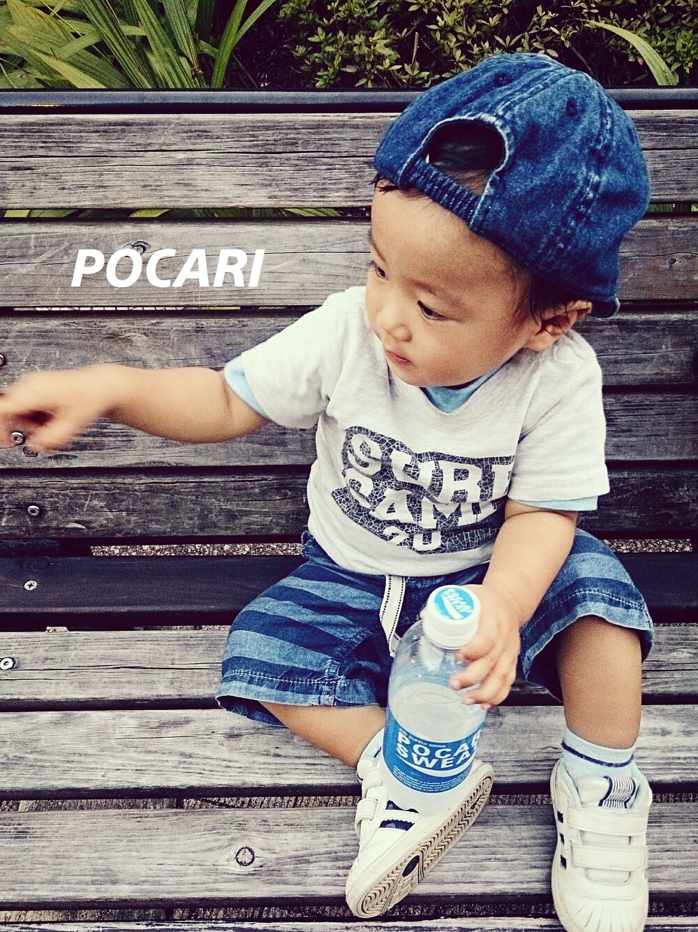 「ドラフトGAP、ポカリコーデバトン、ボーダーパンツ、ハーフパンツ、青コーデ、デニムキャップ、ロゴTシャツ、Tシャツ重ね着、ストリートMIX、サマーコーデ」｜「adidasのアイテム（スニーカー、ホワイト系）」を使った、yuuuw@さん（キッズ・80cm）の夏コーディネートの1枚目の写真