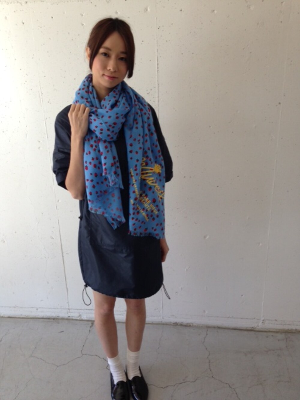ブルー系のストール/ショールを着用したレディースの冬コーディネートの1枚目の写真