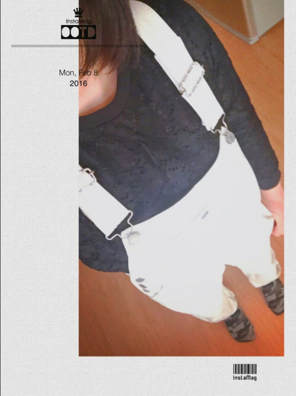 ブラック系のその他トップス、ホワイト系のサロペット/オーバーオール、ホワイト系のTシャツ/カットソーを着用したレディースの冬コーディネートの1枚目の写真