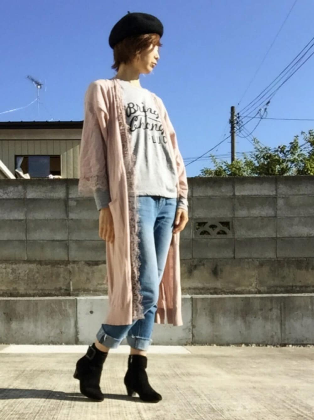 「トレンドカラー2016AW、トレンドカラー2016AW告知、横向きちゃん。、ベレー帽、ロングカーディガン、デニム、ショートブーツ」｜「earth music&ecologyの●non-no 11月号 掲載● ファー ポン フェルト ベレー（ハンチング/ベレー帽、ブラック系）」を使った、めんめさんさん（レディース・163cm）の秋コーディネートの1枚目の写真