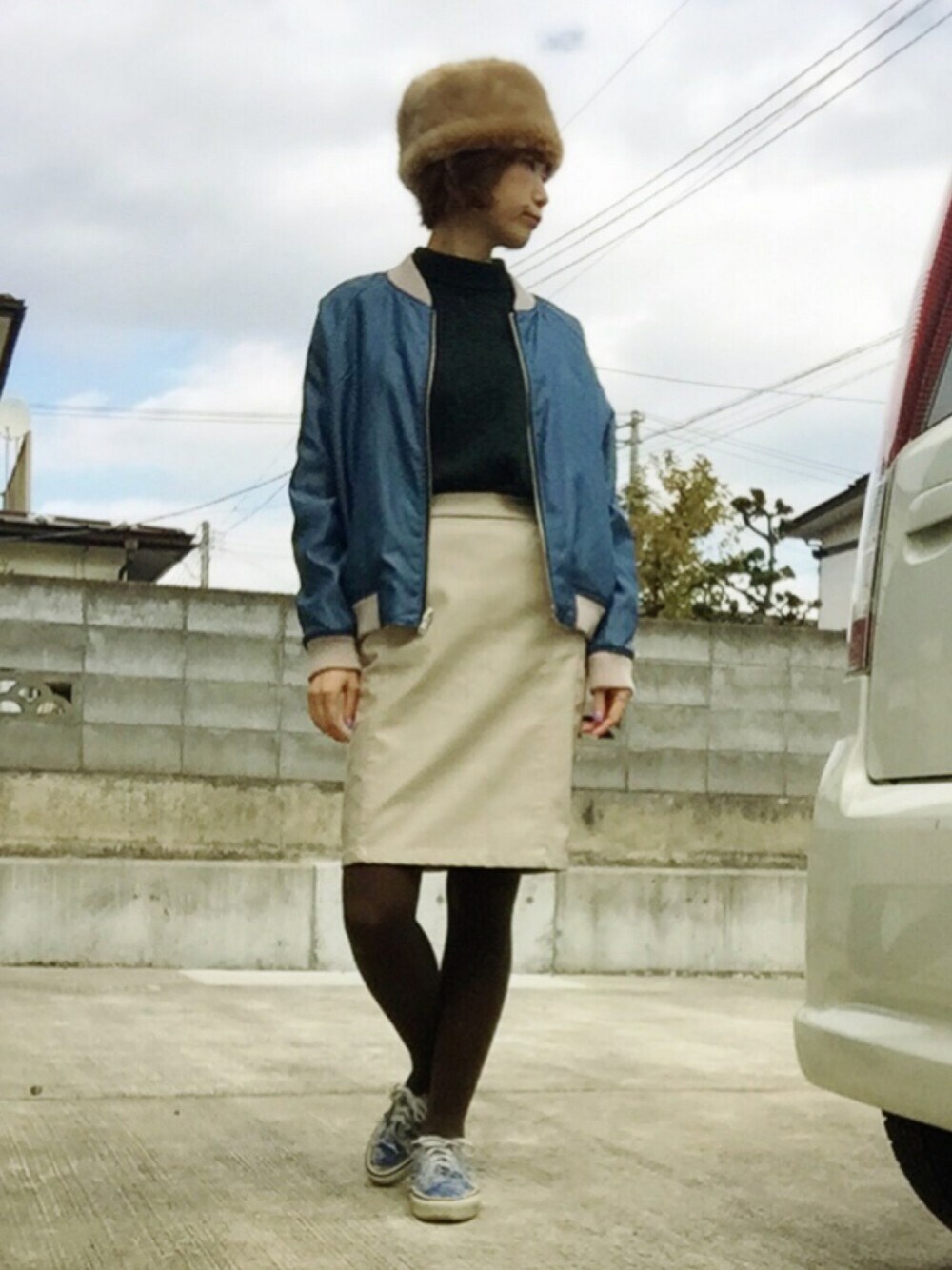 「11月WEAR秋冬ニットコーデ祭り、横向きちゃん。、スカジャン、ファー帽子、タイトスカート、スニーカー、VANS」｜「MERLOTのファーロシアン帽118-2437（ハット、ベージュ系）」を使った、めんめさんさん（レディース・163cm）の秋コーディネートの1枚目の写真