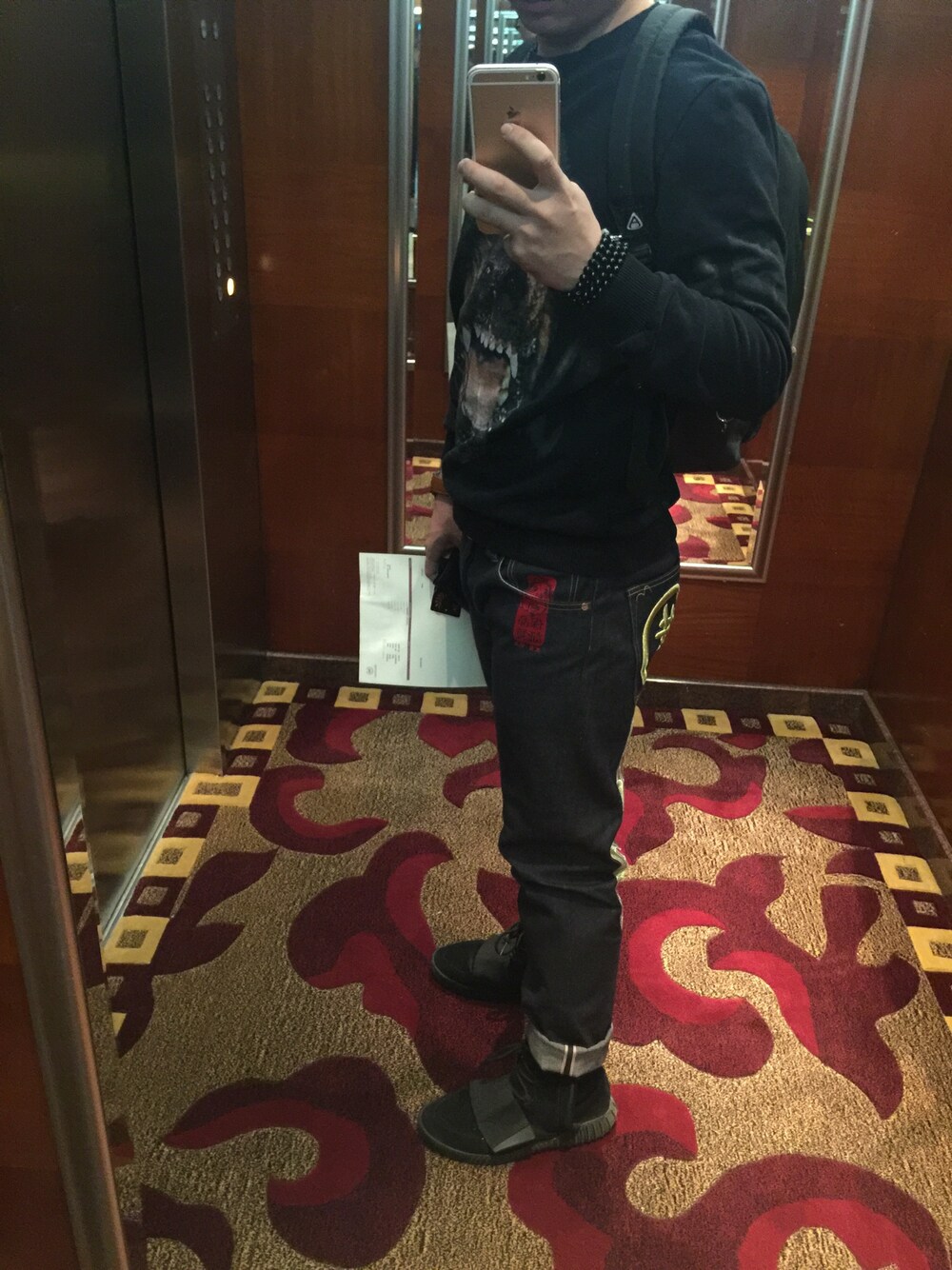 「カジュアル」｜「EVISUのアイテム（デニムパンツ、ブラック系）」を使った、Gentlemanさん（メンズ・180cm）の春コーディネートの1枚目の写真