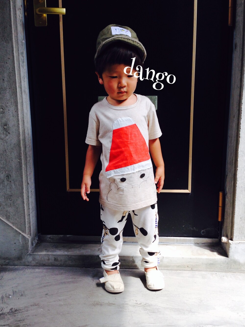 「白いスニーカー、minirodini、バックプリント」｜「サンタT（Tシャツ/カットソー、ベージュ系）」を使った、dangoさん（キッズ・90cm）の夏コーディネートの1枚目の写真