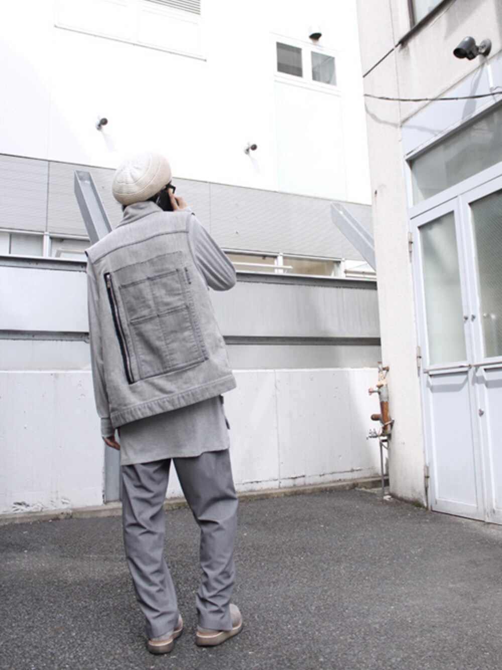 「MUZE、ワントーンコーデ、ニットベレー、jieda、override 、デニムベスト、KIDS LOVE GAITE、オールグレー、H＞FRACTAL」｜「MUZE - HI NECK VEST (BLEACH BLACK) 30,000YEN(＋tax)（その他アウター、グレー系）」を使った、H>FRACTALさん（メンズ・180cm）の春コーディネートの1枚目の写真