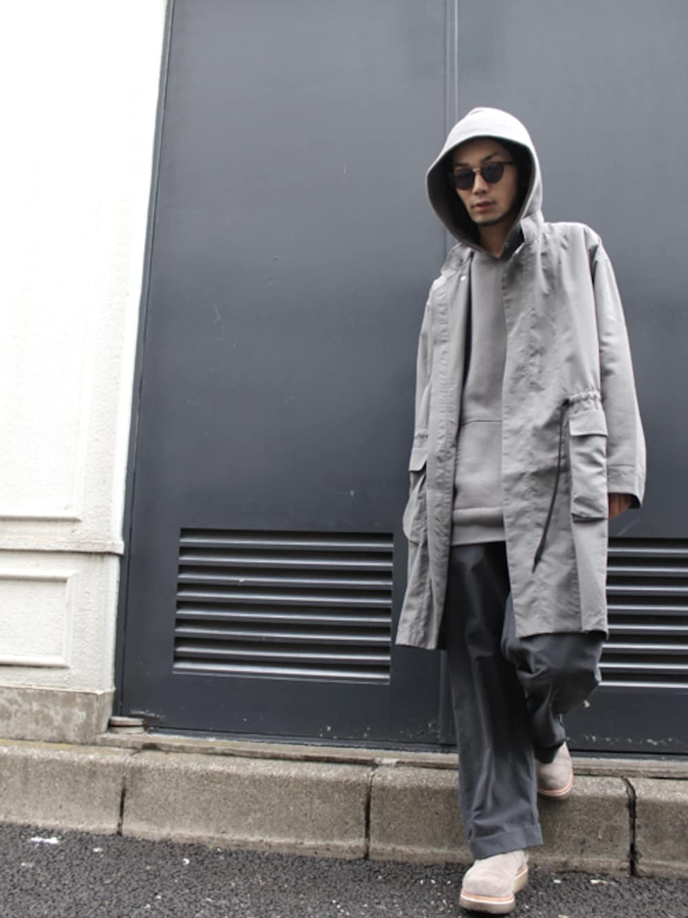 「ワントーンコーデ、gray、jieda、ワイドスラックス、KIDS LOVE GAITE、オールグレー、H＞FRACTAL、THEE」｜「KIDS LOVE GAITEのJieDa × KIDS LOVE GAITE - SIDE GORE BOOTS（ブーツ、グレー系）」を使った、H>FRACTALさん（メンズ・180cm）の春コーディネートの1枚目の写真