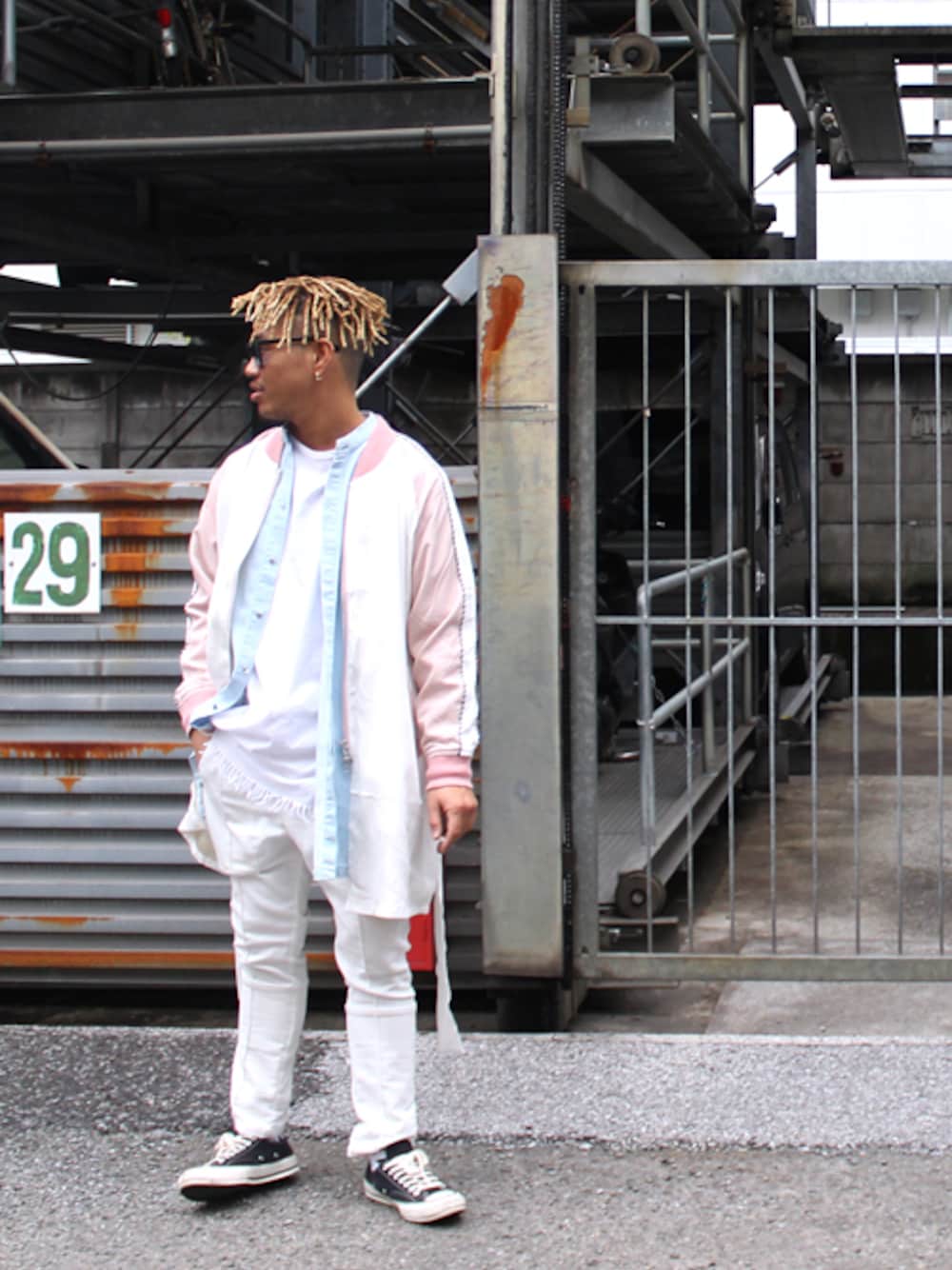「スカジャン、PARADOX、MUZE、原宿、pink、H＞FRACTAL、ETHOS」｜「PARADOXのPARADOX - MINIMAL SOUVENIR COAT（その他アウター、ピンク系）」を使った、H>FRACTALさん（メンズ・180cm）の春コーディネートの1枚目の写真