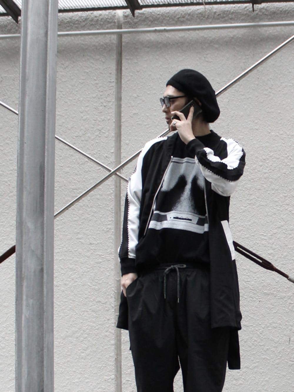 「スカジャン、PARADOX、MUZE、ベレー帽、モノトーン、ワイドパンツ、INARI、H＞FRACTAL、johnsbyjohnny、ETHOS」｜「PARADOXのPAARDOX × H>FRACTAL - MINIMAL SOUVENIR COAT（その他アウター、ブラック系）」を使った、H>FRACTALさん（メンズ・180cm）の春コーディネートの1枚目の写真