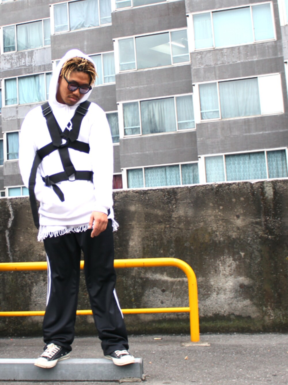「モノトーン、フリンジ、ジャージ、ワイドパンツ、ワイドシルエット、H＞FRACTAL、johnsbyjohnny、ETHOS、パラシュートシャツ」｜「Johns by JohnnyのJohn's by Johnny - Parachute Belt（その他トップス、ブラック系）」を使った、H>FRACTALさん（メンズ・180cm）の春コーディネートの1枚目の写真