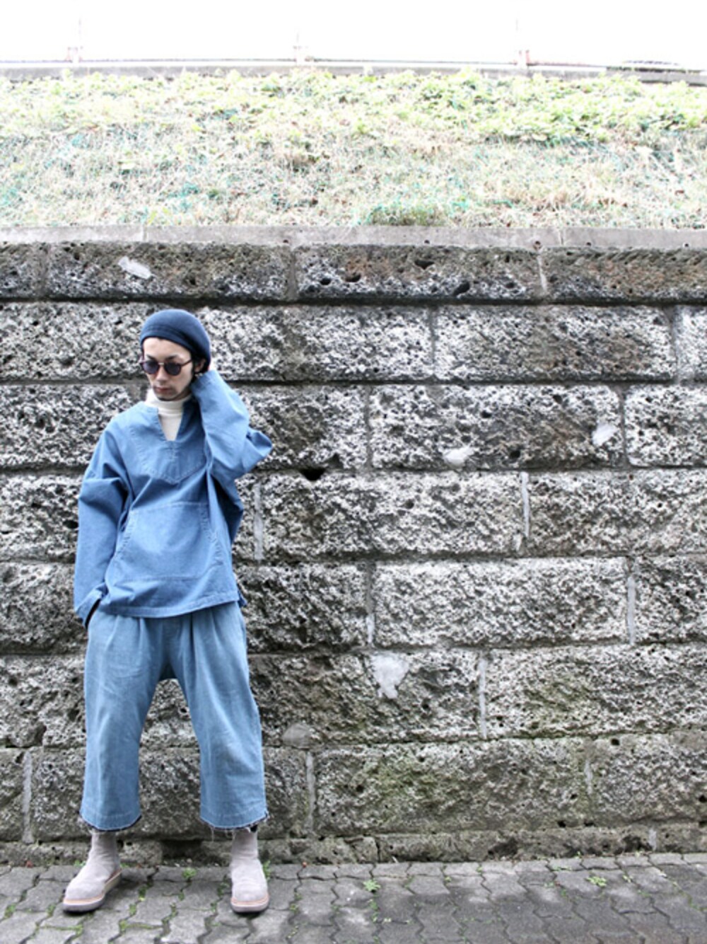 ブルー系のその他トップスを着用したメンズの春コーディネートの1枚目の写真