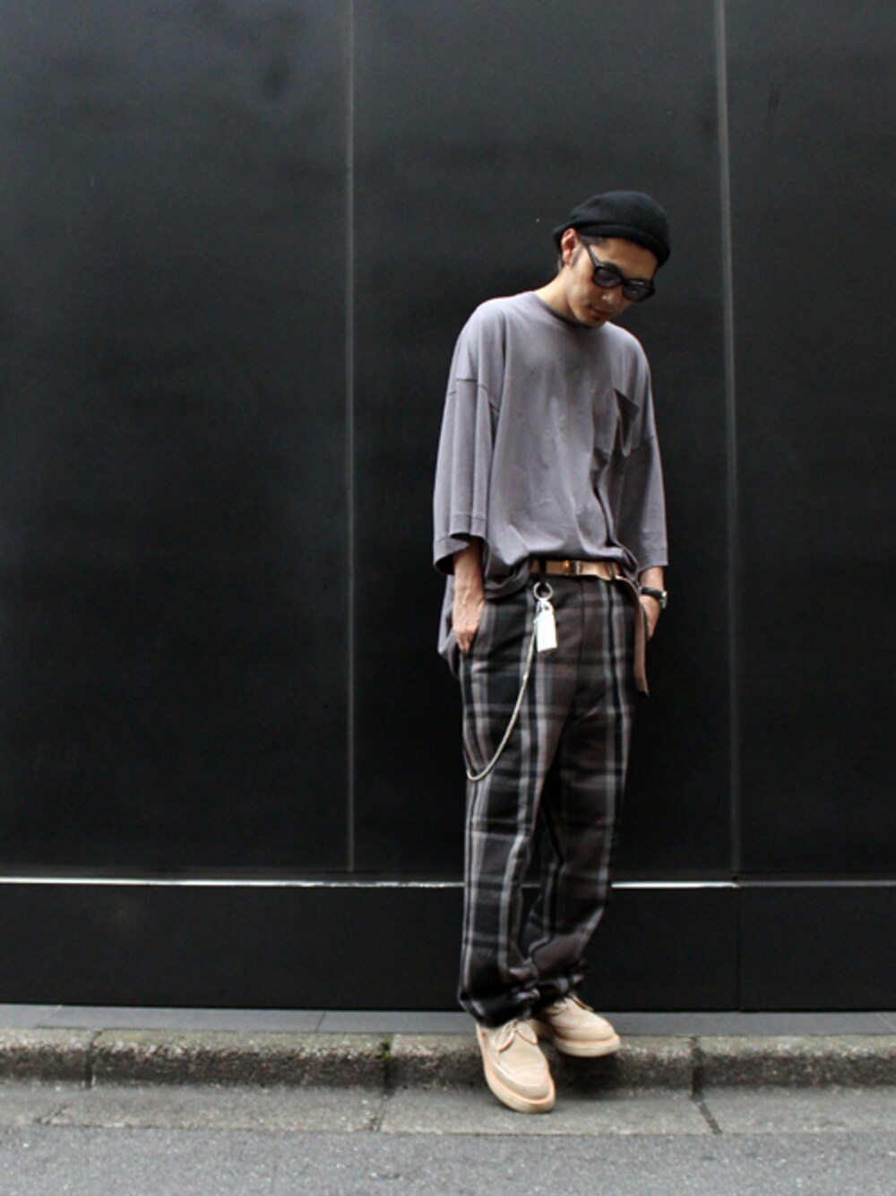 「MUZE、ワントーンコーデ、jieda、グレーコーデ、KIDS LOVE GAITE、H＞FRACTAL」｜「KIDS LOVE GAITEのJieDa × KIDS LOVE GAITE（その他シューズ、ベージュ系）」を使った、H>FRACTALさん（メンズ・180cm）の夏コーディネートの1枚目の写真