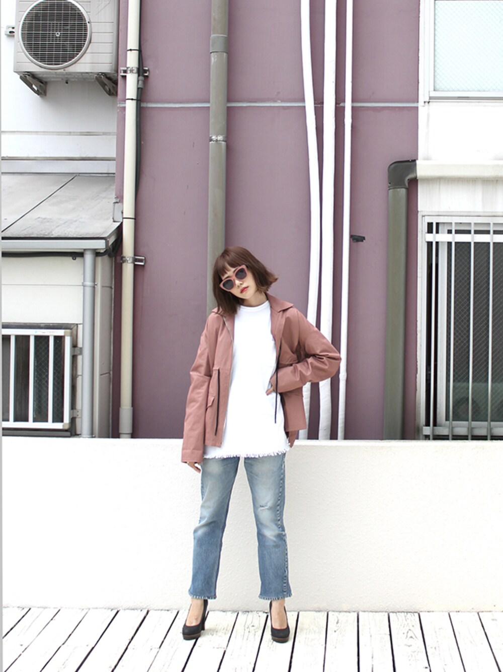 「MUZE、neonsign、ヴィンテージデニム、H＞FRACTAL、ETHOS」｜「NEONSIGNのTops : NEON SIGN 27,000YEN(＋tax) Bottoms : MUZE CLASSICO 24,000YEN(＋tax) Shoes : JieDa × KIDS LOVE GAITE 56,000YEN(＋tax) Cap : mitake 22,000YEN(＋tax)（その他アウター、ピンク系）」を使った、H>FRACTALさん（レディース・170cm）の秋コーディネートの1枚目の写真