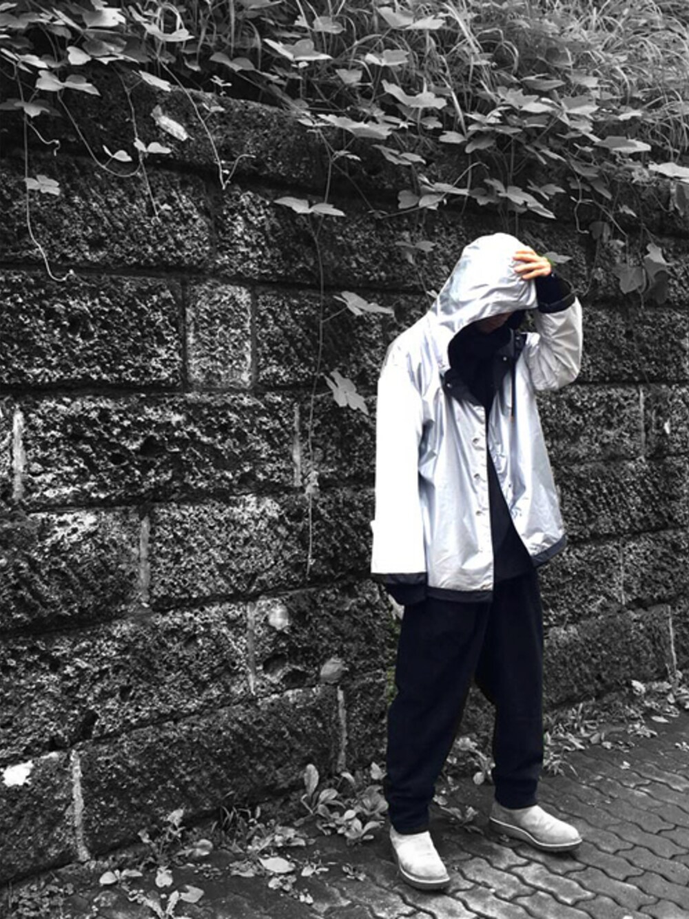 「シルバー、メタリック、H＞FRACTAL、ETHOS、エトス、ウォータープルーフ」｜「ETHOSのETHOS - Waterproof WideSleeve JK (BLACK)（マウンテンパーカー、シルバー系）」を使った、H>FRACTALさん（メンズ・180cm）の秋コーディネートの1枚目の写真
