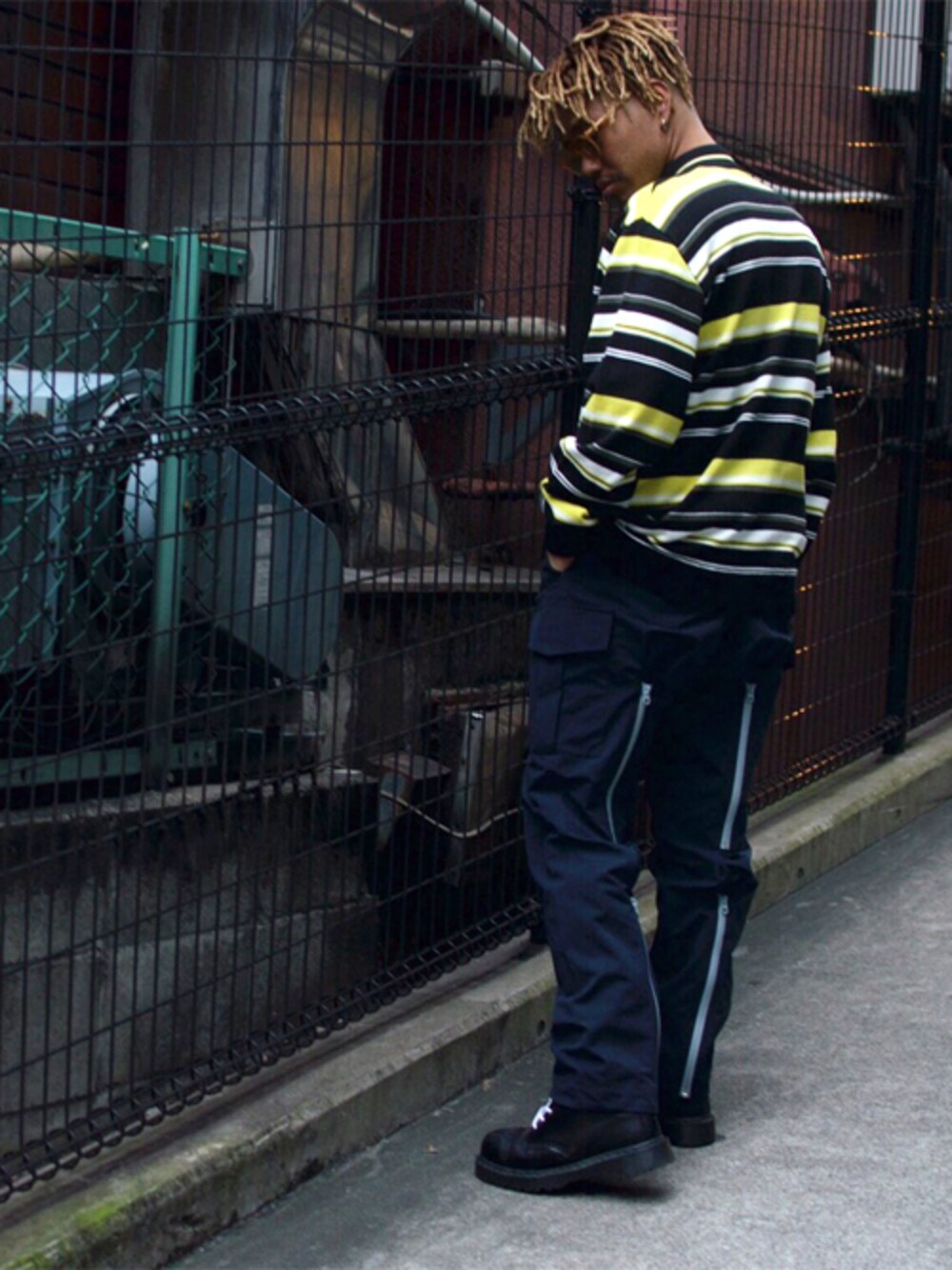 ブルー系のカーゴパンツを着用したメンズの秋コーディネートの1枚目の写真