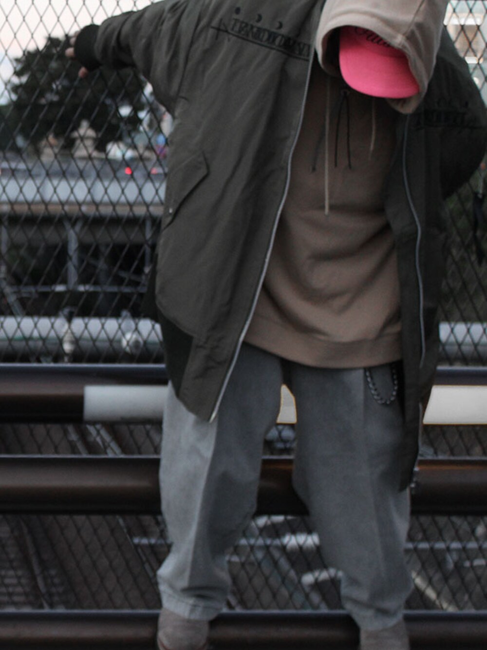 「PARADOX、neonsign、H＞FRACTAL」｜「PARADOXのPARADOX - SUPER BIG MA1 (KHAKI)（その他アウター、グリーン系）」を使った、H>FRACTALさん（メンズ・180cm）の秋コーディネートの1枚目の写真