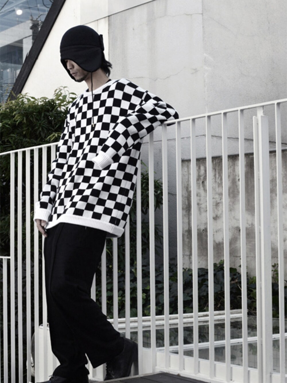 「MUZE、ワイドパンツ、ワイドスラックス、チェッカーフラッグ、H＞FRACTAL、johnsbyjohnny、オーバーサイズニット」｜「Johns by JohnnyのJohn's by Johnny - Checker Knit（ニット/セーター、ブラック系）」を使った、H>FRACTALさん（メンズ・180cm）の秋コーディネートの1枚目の写真
