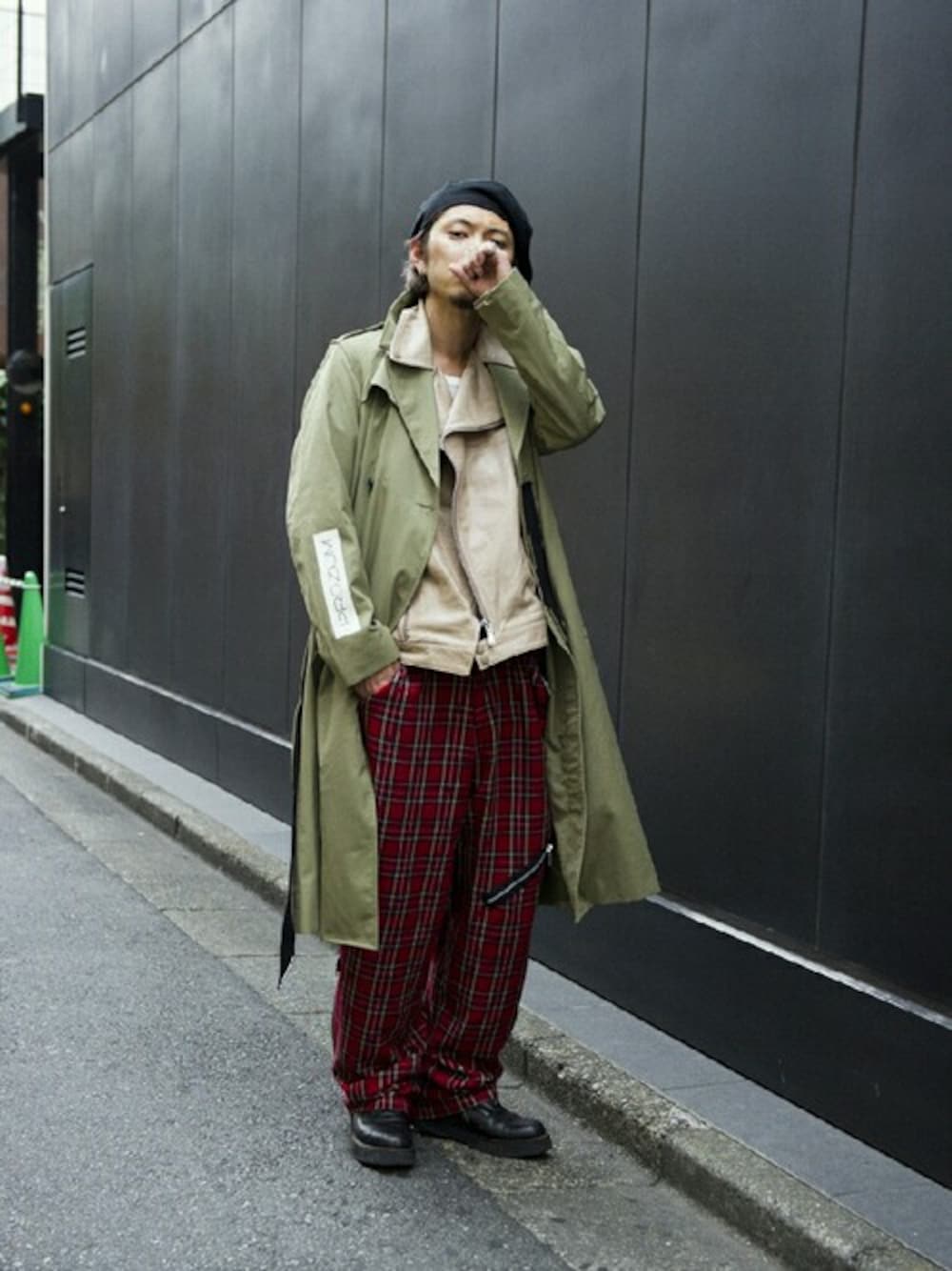 「MUZE、H＞FRACTAL」｜「MUZEのMUZE - MINIMAL LEATHER RIDERS JACKET (NEIGE)（ライダースジャケット、ベージュ系）」を使った、H>FRACTALさん（メンズ・180cm）の冬コーディネートの1枚目の写真