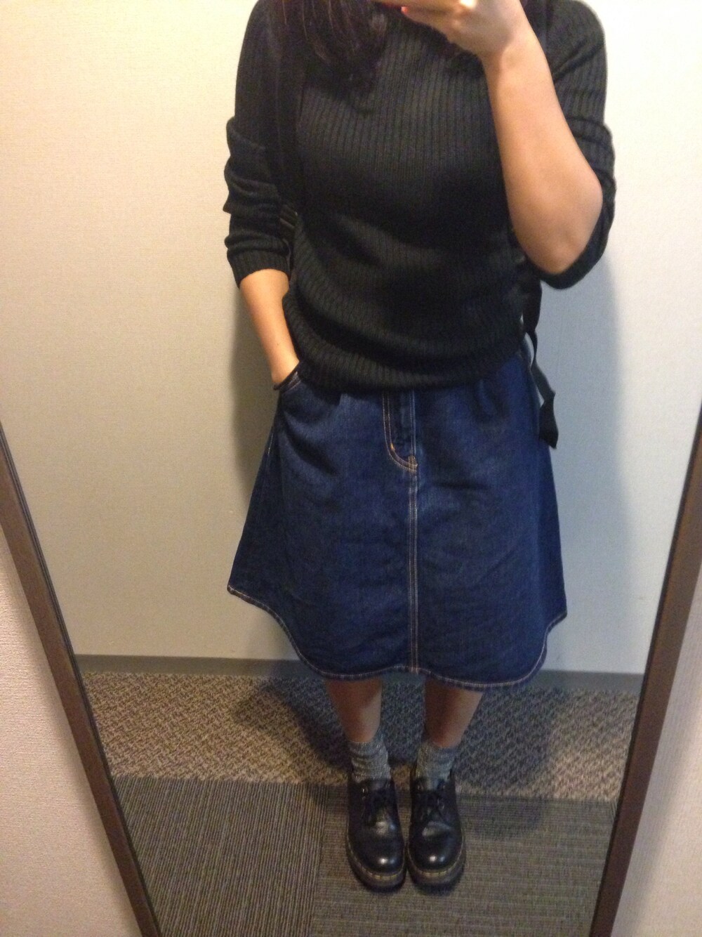 「デニムスカート、リブタートルネック、Dr.Martens、ラメソックス、タートルネックニット」｜「Dr. Martensのくつ（その他シューズ、ブラック系）」を使った、gagaさん（レディース・152cm）の秋コーディネートの1枚目の写真