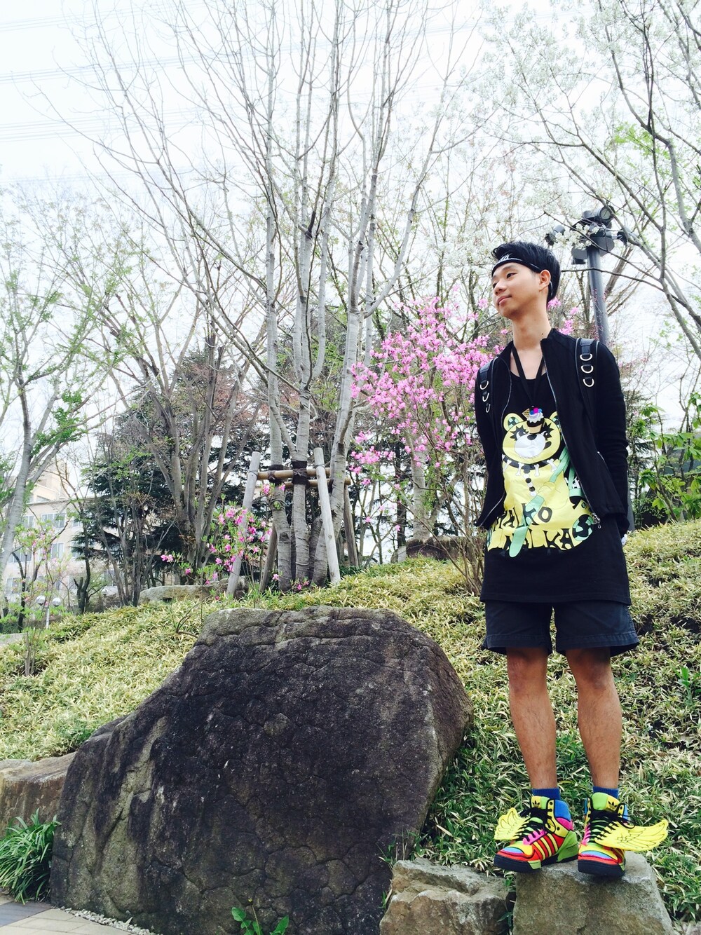 ブラック系のバックパック/リュック、その他のスニーカー、シルバー系のリングを着用したメンズの春コーディネートの1枚目の写真