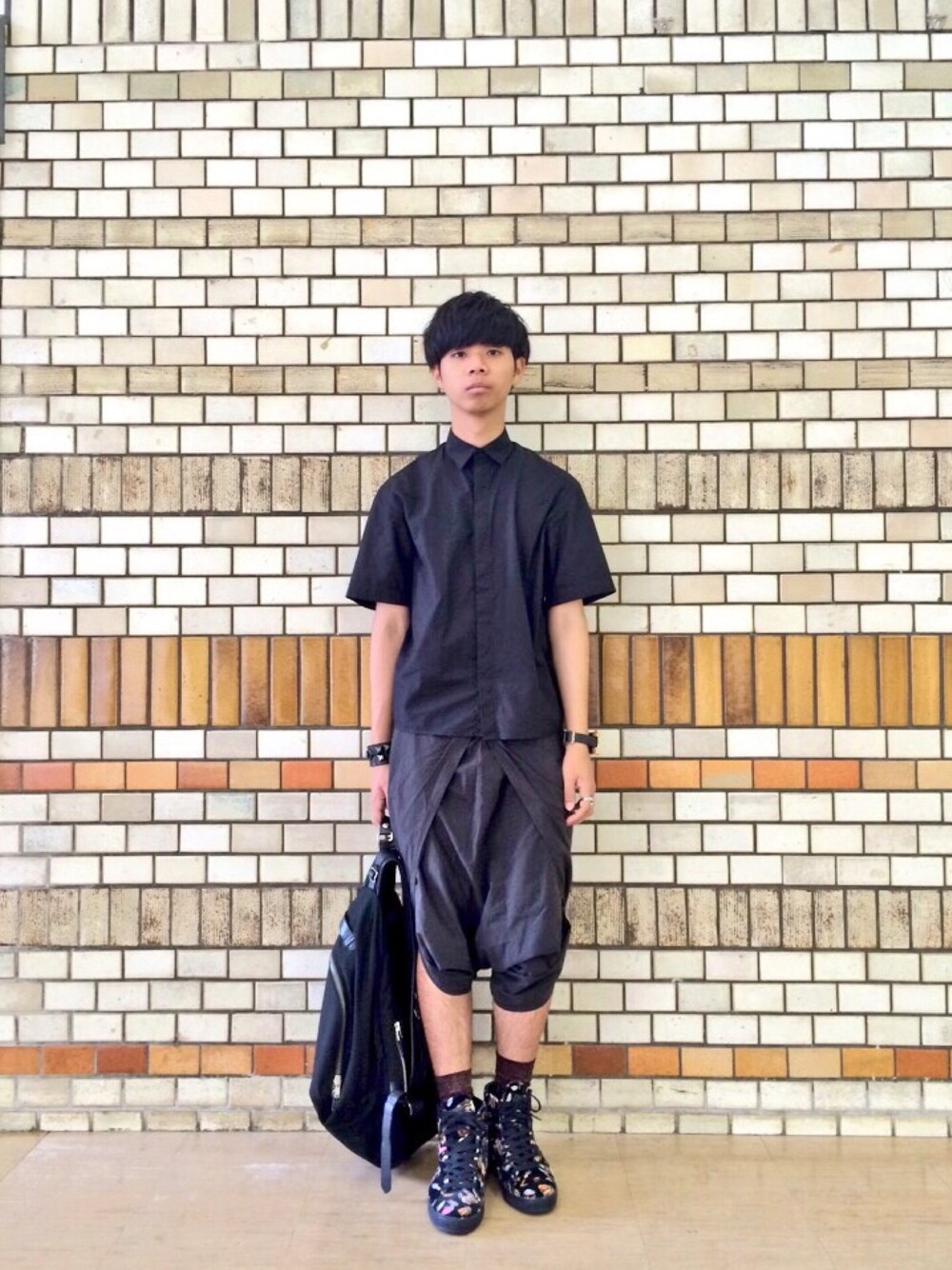 「サルエルパンツ、Damir Doma」｜「JOHN LAWRENCE SULLIVANのボックスシルエットシャツ（シャツ/ブラウス、ブラック系）」を使った、Honeyさん（メンズ・176cm）の夏コーディネートの1枚目の写真