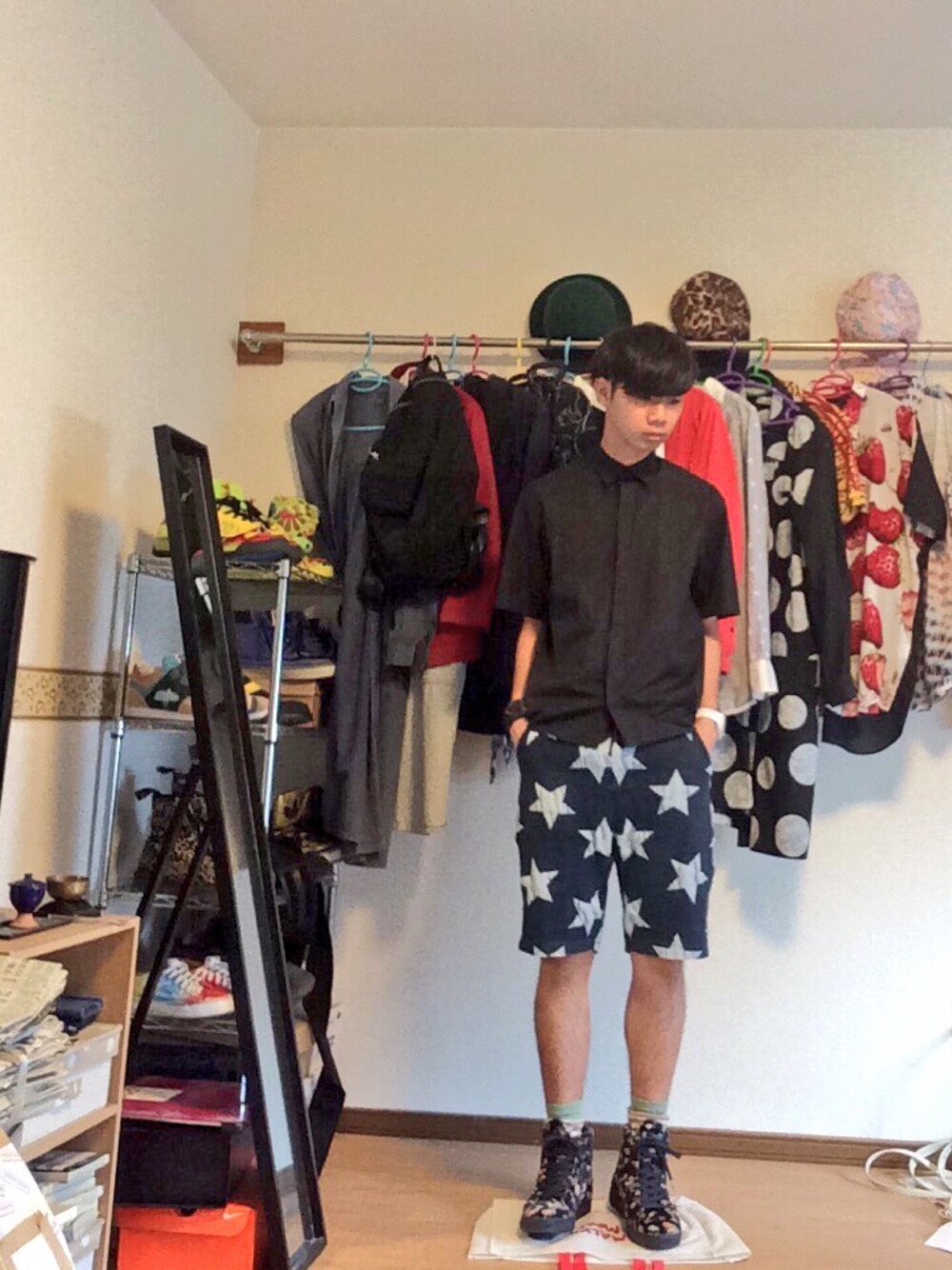 「JOHN LAWRENCE SULLIVAN、星柄、スニーカー、DIET BUTCHER SLIM SKIN、自転車スタイル、ZOZO夏セール2015」｜「JOHN LAWRENCE SULLIVANのボックスシルエットシャツ（シャツ/ブラウス、ブラック系）」を使った、Honeyさん（メンズ・176cm）の夏コーディネートの1枚目の写真