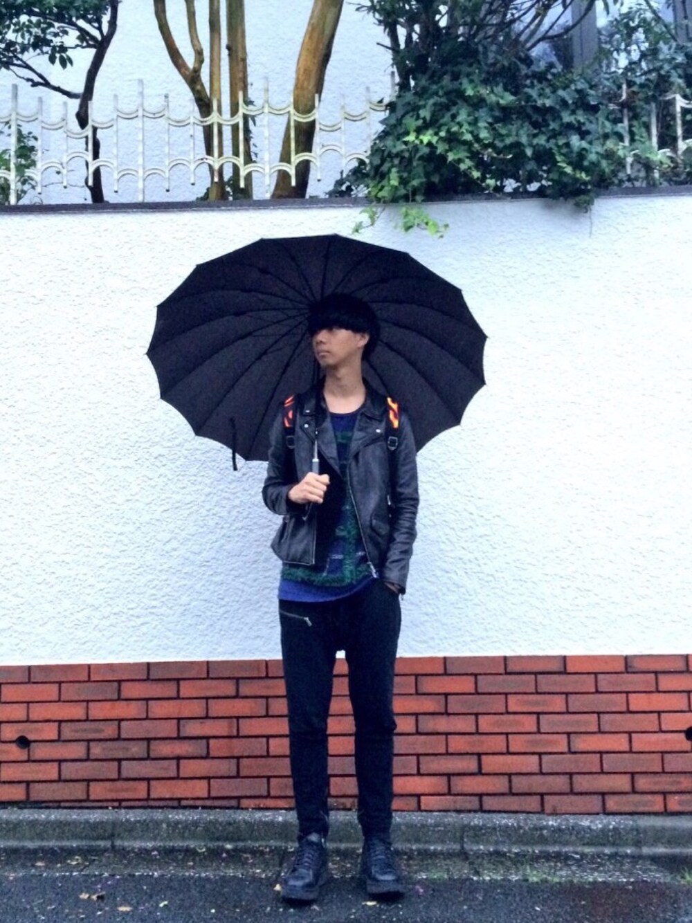 「ライダース、フリルTシャツ、h.t.maniac、イージーパンツ、FAD3、傘」｜「DOMENICO+SAVIOの【DOMENICO+SAVIO】ダブルライダース（ライダースジャケット、ブラック系）」を使った、Honeyさん（メンズ・176cm）の秋コーディネートの1枚目の写真