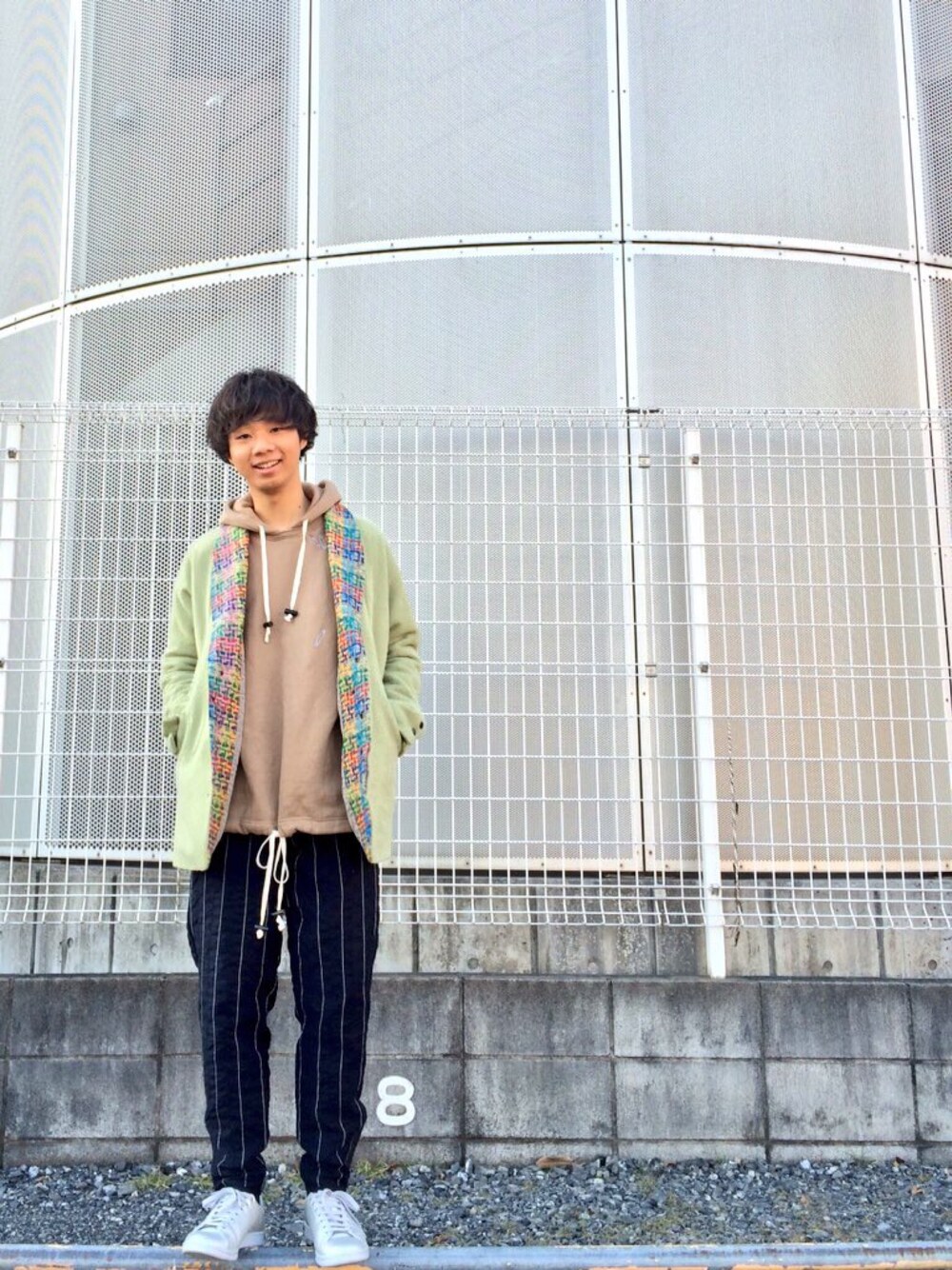 ブルー系のその他パンツ、ブラウン系のパーカー、グリーン系のその他アウターを着用したメンズの冬コーディネートの1枚目の写真