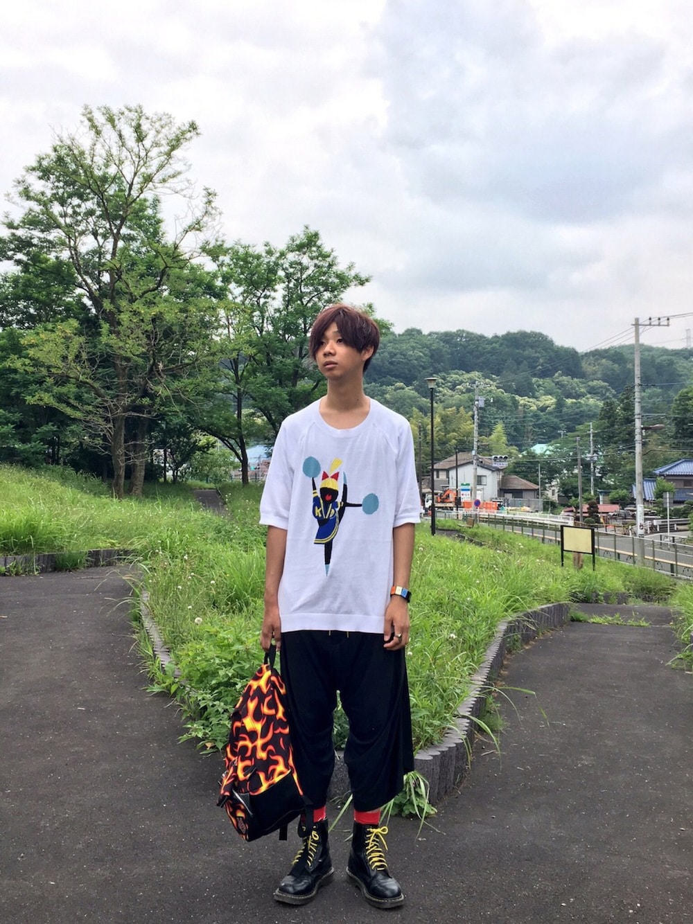 「チアガール、ニット、変形ボトム、サルエルパンツ、白と黒、KIDILL、Vivienne Westwood、Vivienne Westwood Man、zozoフリマ」｜「Happy SocksのHappy Socks/ハッピーソックス ARROW&HEART/アロー&ハート 605036（ソックス/靴下、レッド系）」を使った、Honeyさん（メンズ・176cm）の夏コーディネートの1枚目の写真