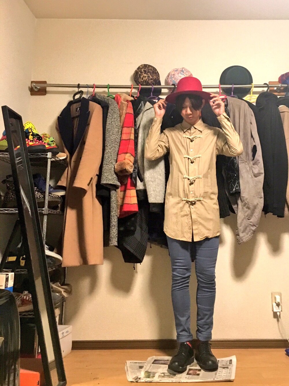 「ハット、ダッフルシャツ、スキニー、zozoフリマ、ZOZOフリマ×WEARISTA」｜「ROBERT GELLERのROBERT GELLER ハット（ハット、レッド系）」を使った、Honeyさん（メンズ・176cm）の夏コーディネートの1枚目の写真