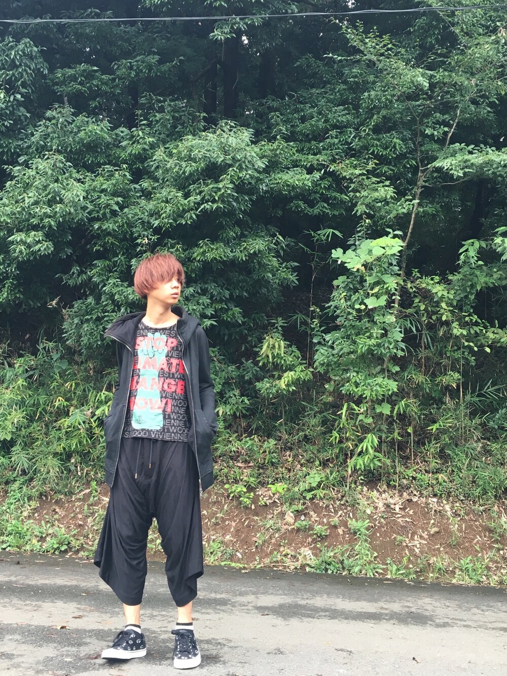 「ロング丈、パーカー、Tシャツ、変形パンツ、黒、休日スタイル、JULIUS、Vivienne Westwood、viviennewestwoodredlabel、KENZO」｜「KENZOのEye Allover Lace Sneaker（スニーカー、ブラック系）」を使った、Honeyさん（メンズ・176cm）の秋コーディネートの1枚目の写真