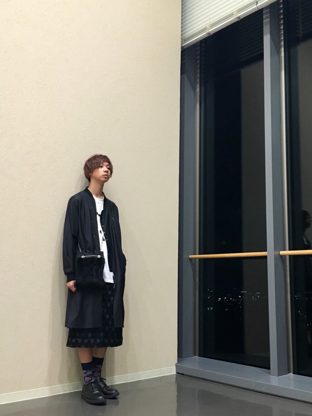 「ロングブルゾン、Tシャツ、ハーフパンツ、秋のコーデ、シンプルコーデ、モノトーン、h.t.maniac、Paul Smith、Vivienne Westwood、MILKBOY」｜「h.t.maniacのストライプロングブルゾン（ブルゾン、ブラック系）」を使った、Honeyさん（メンズ・176cm）の秋コーディネートの1枚目の写真