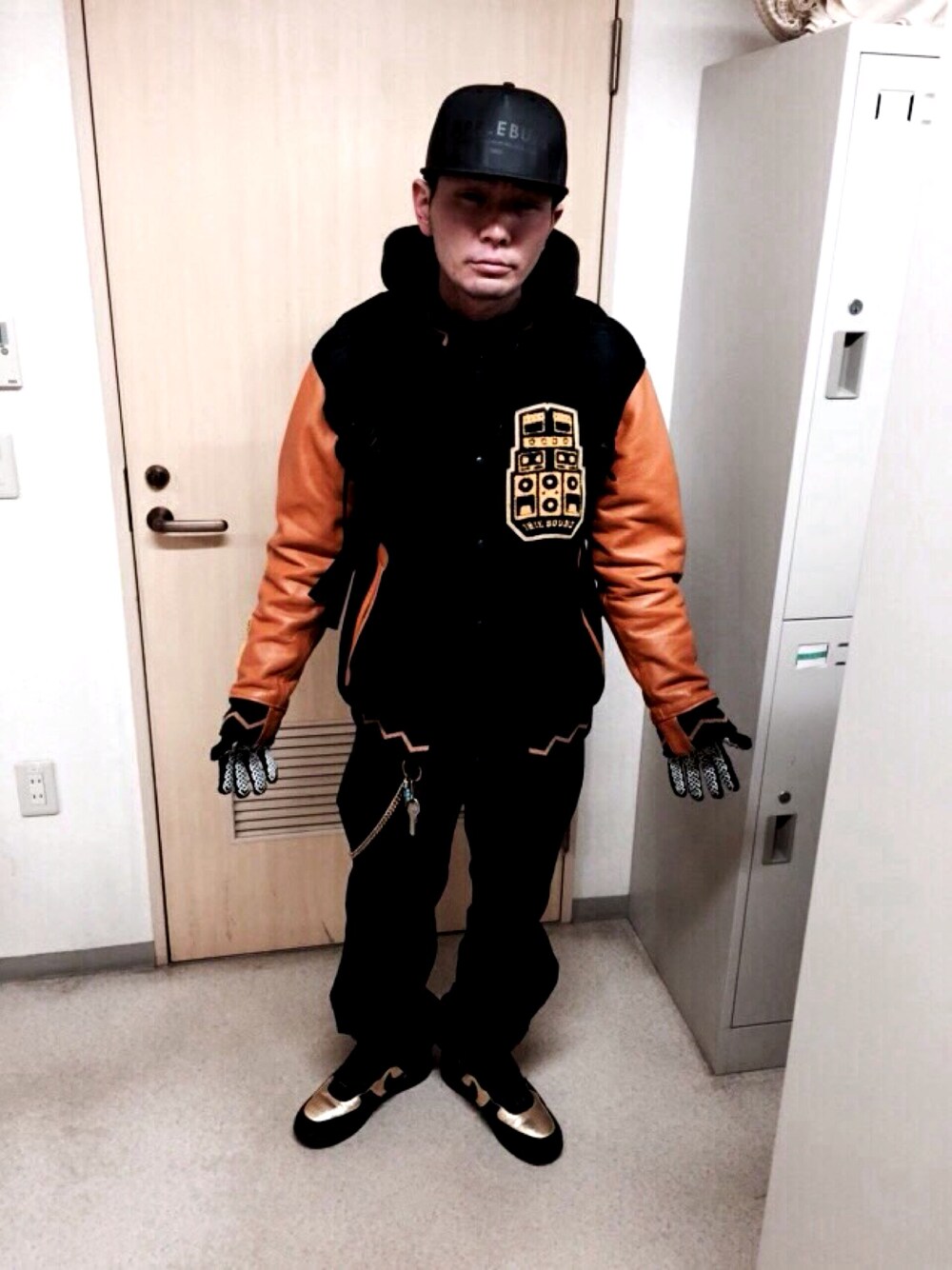 「APPLEBUM、backchannel、irielife、春一番、どこいった、寒いわ、手袋」｜「APPLEBUMのMad Black Baseball Cap（キャップ、ブラック系）」を使った、Dob"Jabbawock"Shunさん（メンズ・170cm）の冬コーディネートの1枚目の写真