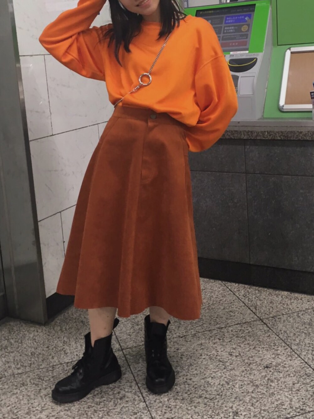 「秋服、スエードスカート」｜「TOGAのアイテム（ニット/セーター、オレンジ系）」を使った、びつちさん（レディース・270cm）の秋コーディネートの1枚目の写真