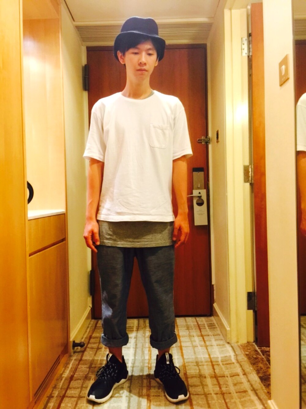 「H&M、the BRIDGE、CITIZEN、Singapore、Hilton、nice to meet you」｜「GUのアイテム（Tシャツ/カットソー、ホワイト系）」を使った、JasonWongさん（メンズ・178cm）の秋コーディネートの1枚目の写真