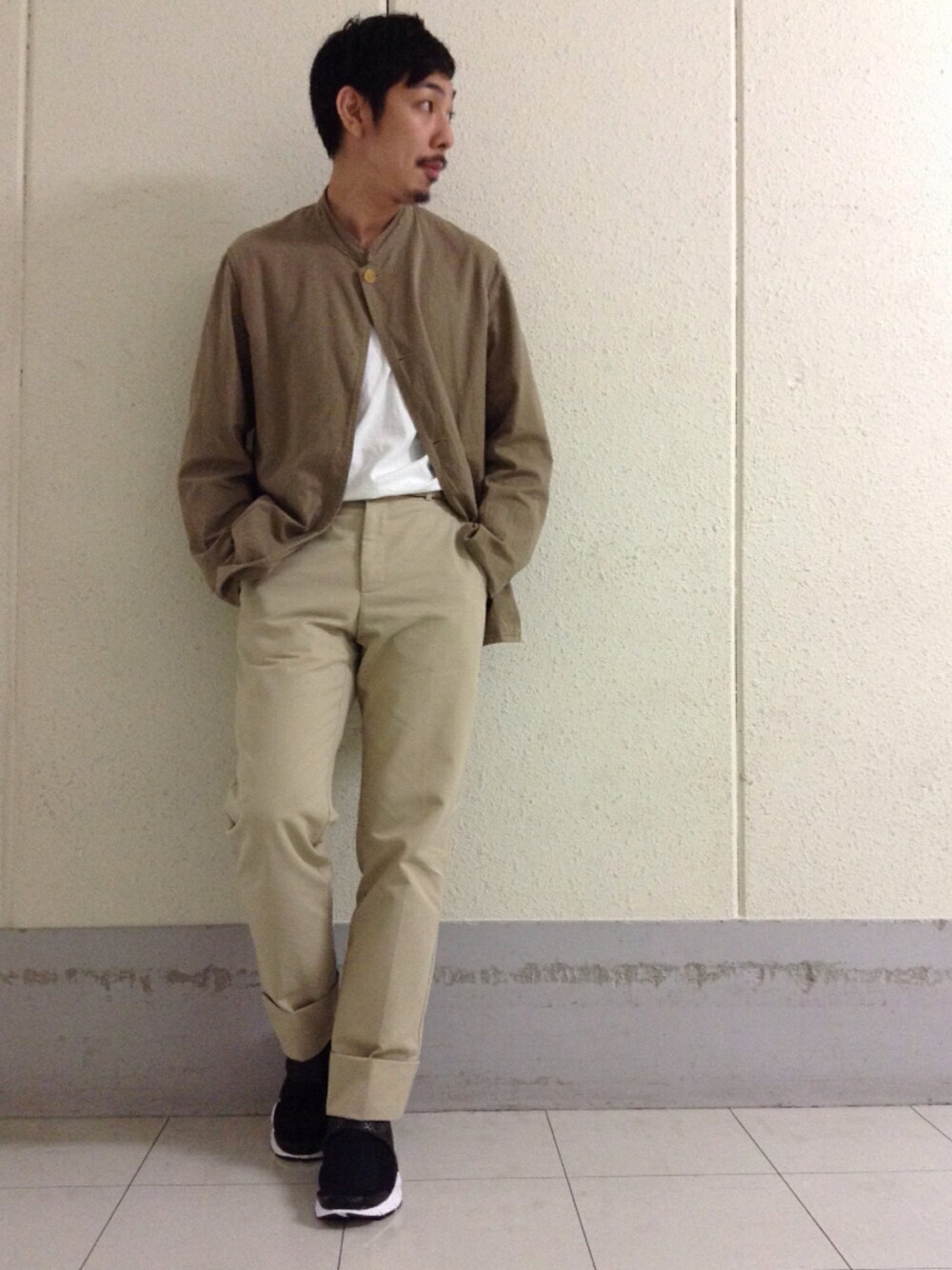 ベージュ系のジャケット/アウター、ベージュ系のチノパンツ、ホワイト系のTシャツ/カットソーを着用したメンズの春コーディネートの1枚目の写真