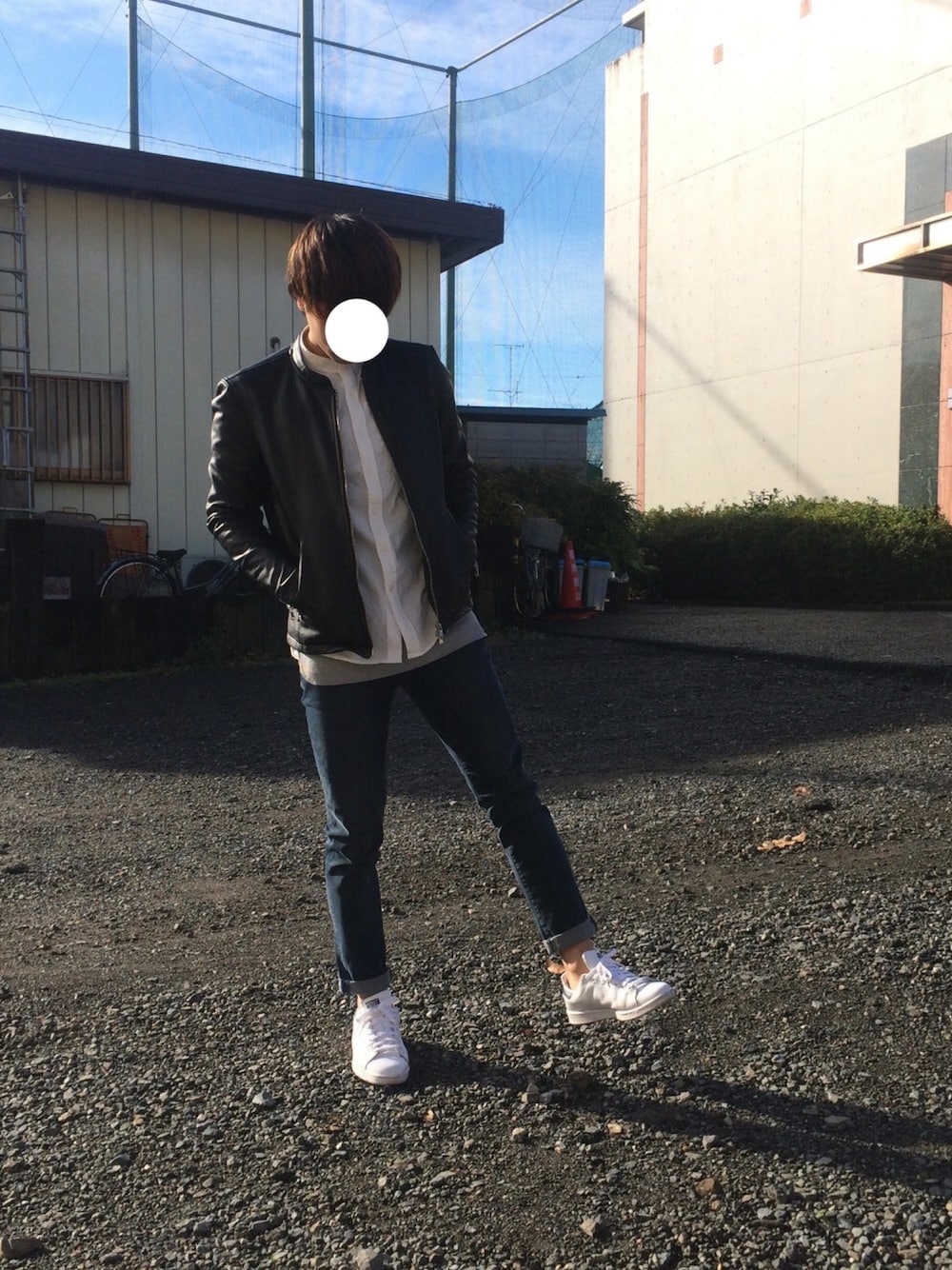 ブラック系のライダースジャケット、ブルー系のデニムパンツ、ホワイト系のシャツ/ブラウスを着用したメンズの冬コーディネートの1枚目の写真
