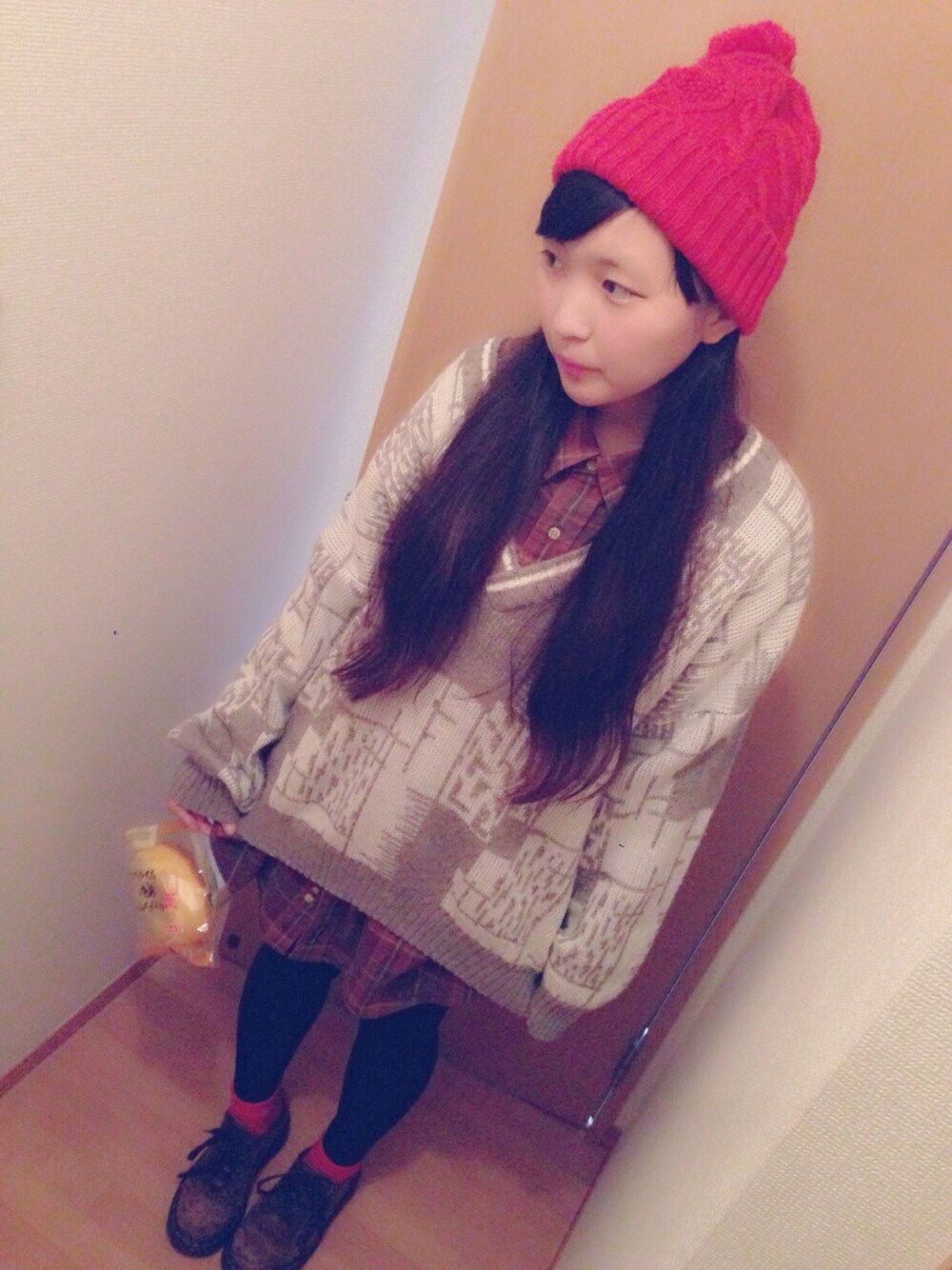 「古着、チェックシャツ、赤ニット帽、おんみ」｜「古着のアイテム（ニットキャップ/ビーニー、レッド系）」を使った、おんみさん（レディース・157cm）の秋コーディネートの1枚目の写真