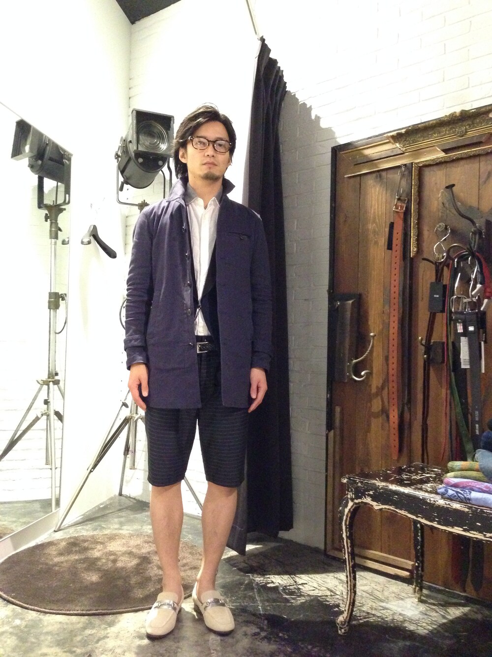 「ショップコート、革靴、短パン」｜「HALBの麻シャツ襟サマーコール（シャツ/ブラウス、ホワイト系）」を使った、hiroaki-iwahoriさん（メンズ・173cm）の春コーディネートの1枚目の写真