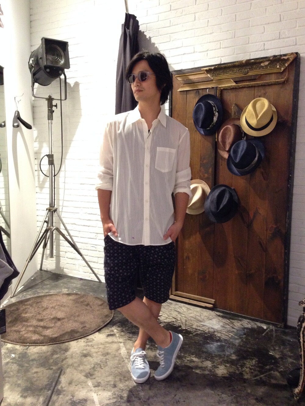 「白シャツ、サングラス、ビタミンカラー」｜「HALBの小紋柄ショーツ（その他パンツ、ブルー系）」を使った、hiroaki-iwahoriさん（メンズ・173cm）の春コーディネートの1枚目の写真