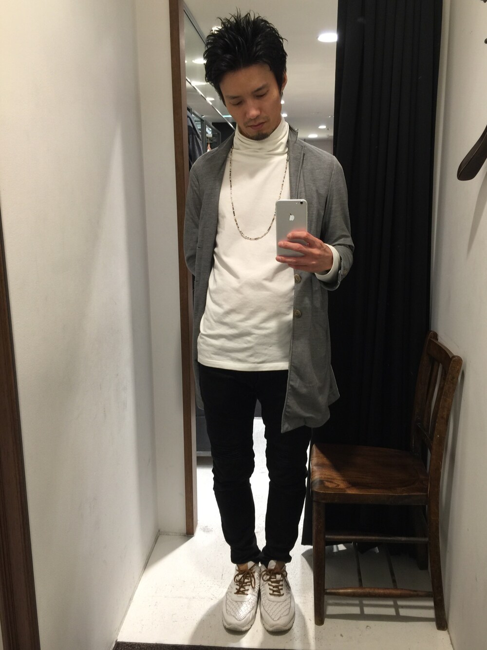 「ハイネック、チェスターコート、スキニーデニム、モノトーン」｜「HALBのアイテム（Tシャツ/カットソー、ホワイト系）」を使った、hiroaki-iwahoriさん（メンズ・173cm）の秋コーディネートの1枚目の写真